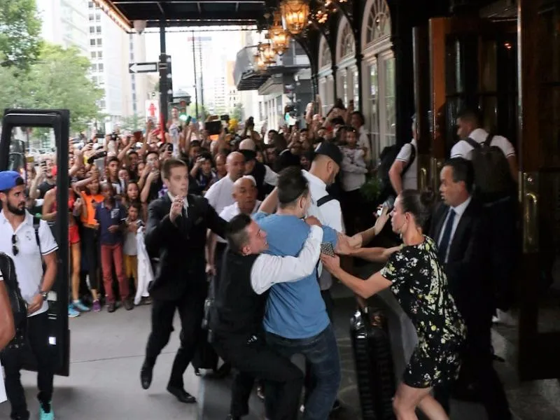 Karim Benzema... choáng váng khi gặp fan cuồng ảnh 5 Một fan cuồng vượt qua hàng rào an ninh để tiếp cận Benzema